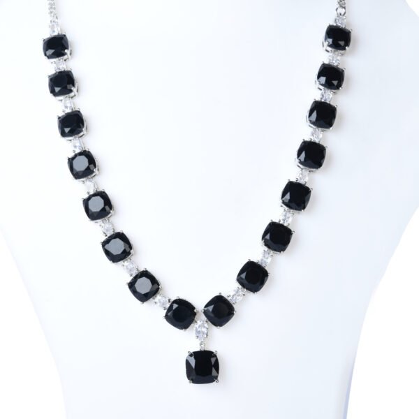 Qyra Jet Black